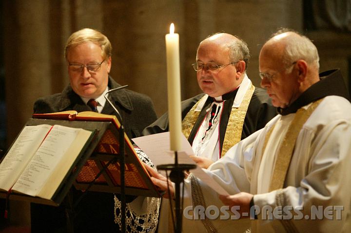 2008.11.15_19.49.24.JPG - Die Mitglieder des Senates des kirchenrechtlichen Seligsprechungsverfahrens werden vereidigt, wobei sie ihre rechte Hand auf die Hl. Schrift legen.