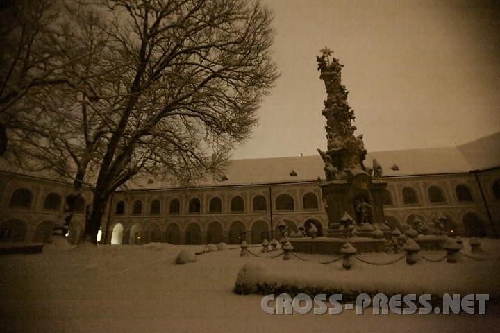 2009.02.16_23.17.54_01.jpg - ...nur ein paar Lichter erhellen die Arkaden im idyllisch verschneiten Stiftshof.