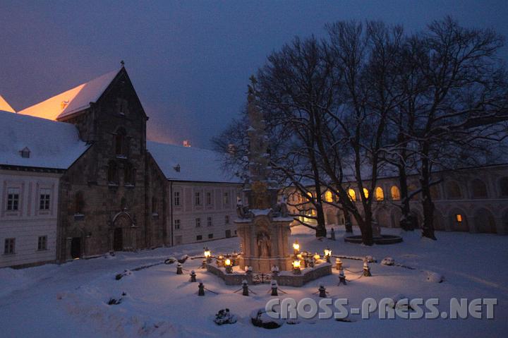 2009.02.18_17.54.38.JPG - Feierliche Abendruhe im verschneiten Stiftshof.