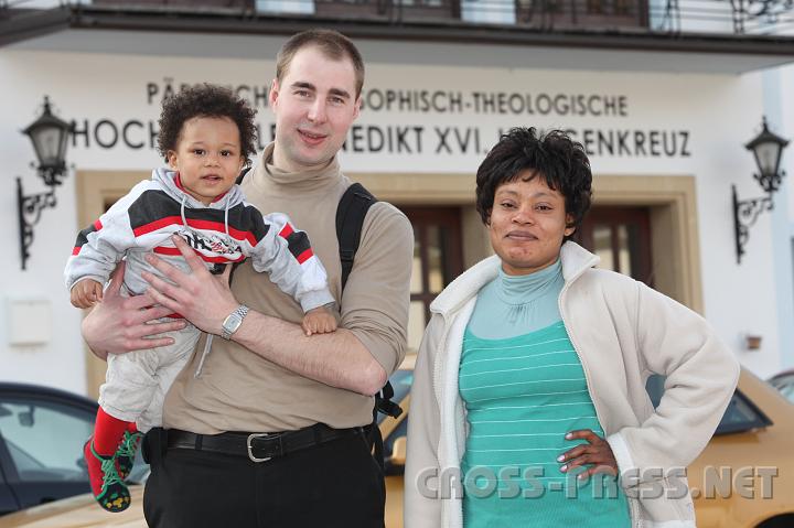 2009.04.05_16.34.29.jpg - Whrend der Veranstaltungen im Stift ist immer Kinderbetreuung organisiert.  Im Bild Kinderbetreuer Christoph mit dem kleinem Benjamin aus Nigeria und seiner Mutter.