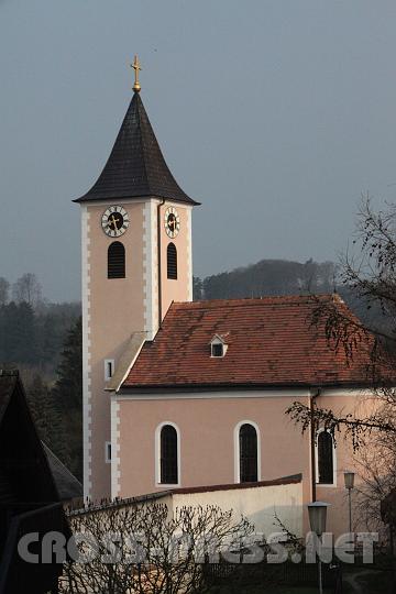 2009.04.06_07.29.32.jpg - Siegenfeld: Die Filialkirche St. UlrichAuf dem Kirchhgel inmitten des Dorfes erhebt sich ein nettes Kirchlein, das 1734 erbaut wurde. Die Kirche ist die einzige Barockkirche im Pfarrgebiet von Heiligenkreuz, sie ist klein aber fein und hat ca. 50 Sitzpltze. Die Kirche ist unter Tags immer geffnet; sie ist durch ein Gitter vor Diebstahl geschtzt, Beter sind jederzeit herzlich willkommen.Kirchenrektor ist P.Pirmin.