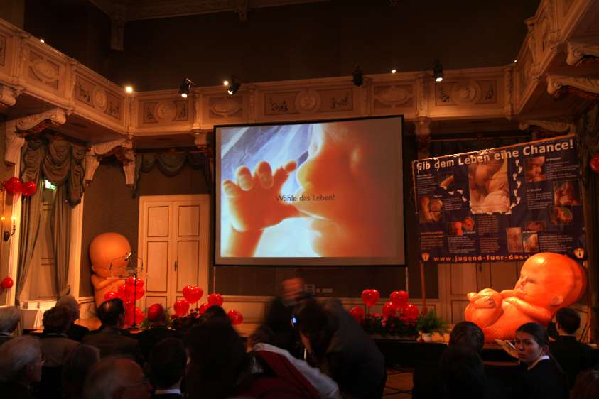 20 Jahre "Jugend für das Leben" "Wähle das Leben !" Während des Festaktes im Linzer Redoutensaal wurde eine multimediale Retrospektive aus der 20-jährigen Tätigkeit von JfdL gezeigt.