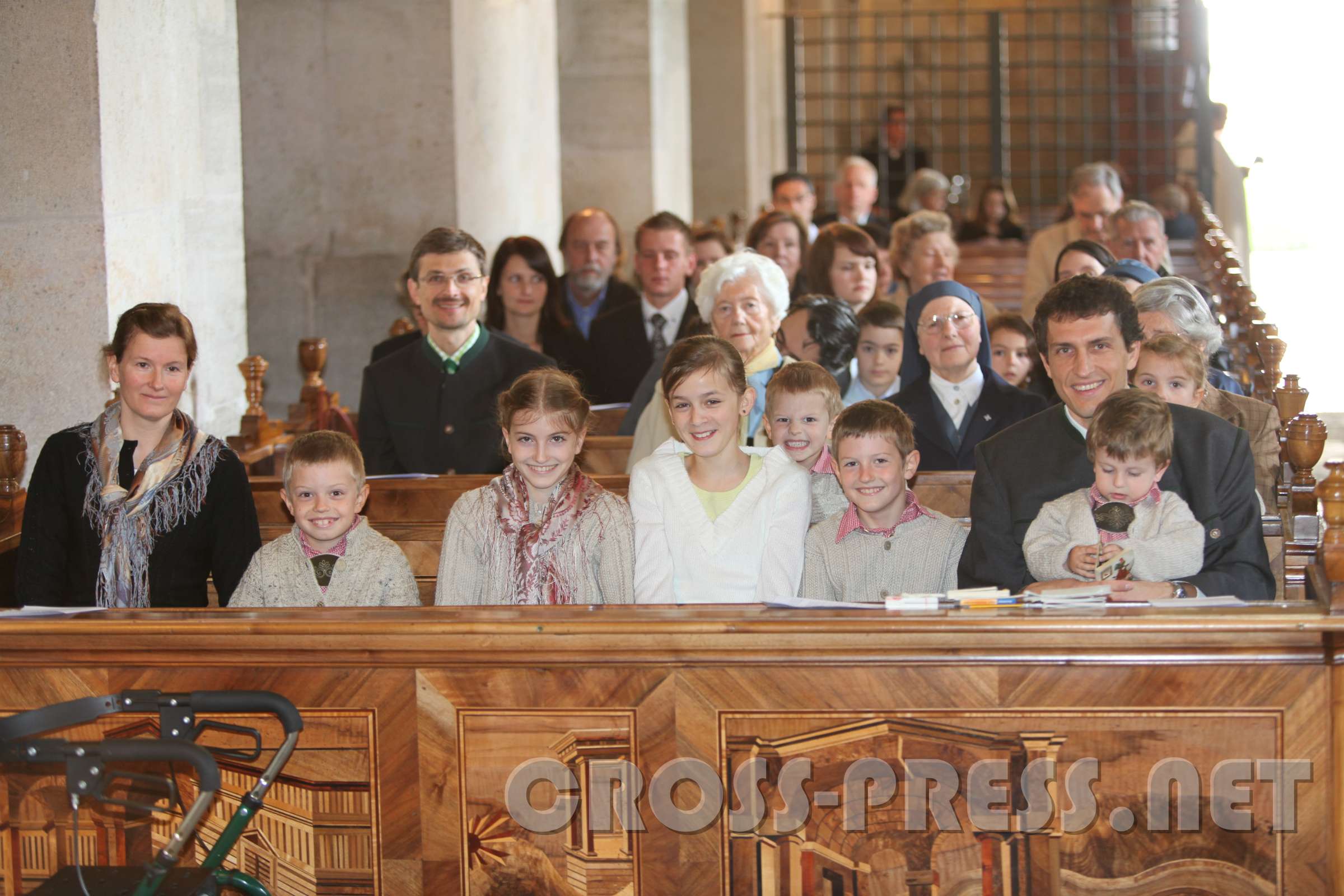 Firmung am Christihimmelfahrt Eine Familie darf man GRO� nennen, wenn sie nicht in eine Kirchenbank passt. :)
