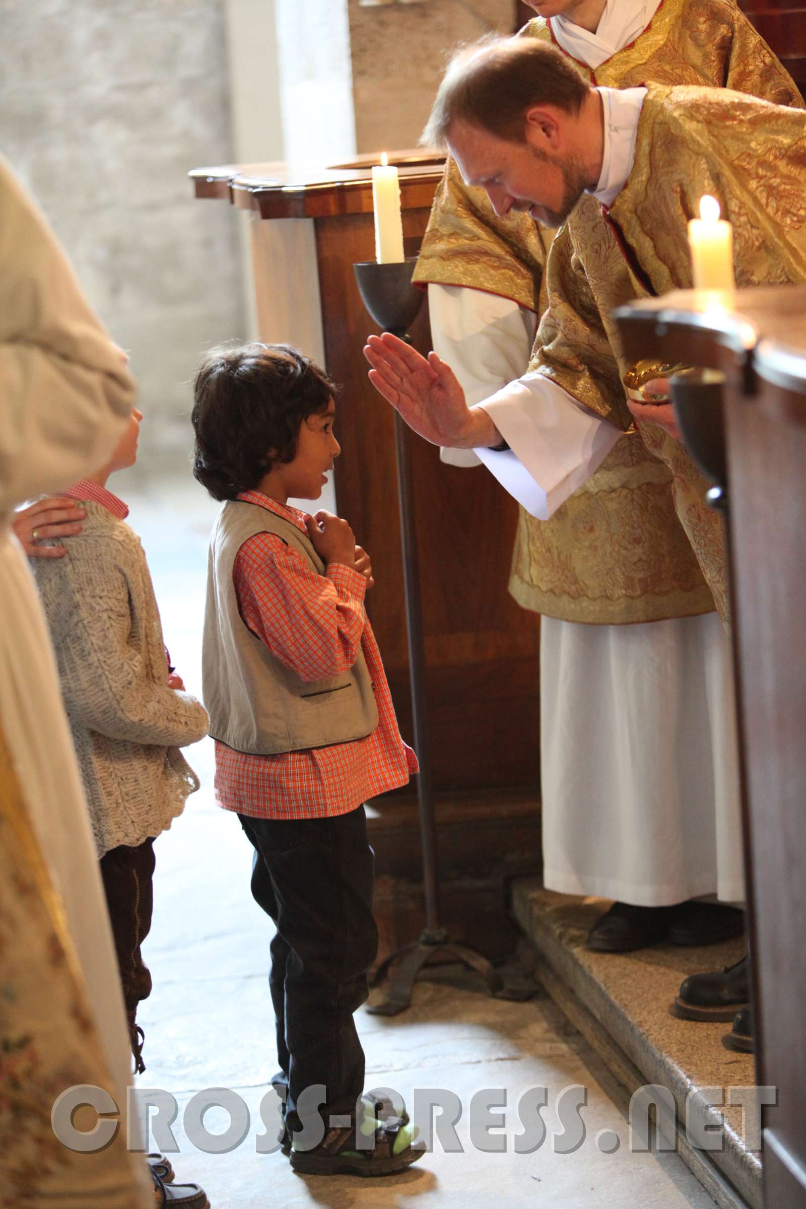 Firmung am Christihimmelfahrt Diakon Riccabona segnet die Kleinsten, die noch nicht bei der Erskommunion waren.