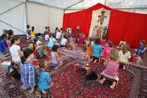 JungFamilienTreffen 2010 Im Anbetungszelt wurden die Kindern auf das Sakrament der Versöhnung vorbereitet und sangen Lobpreis, während sich die 