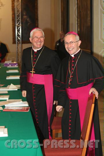 2010.11.15_17.12.54.jpg - Pressefreundliche Weihbischfe Franz Lackner und Anton Leichtfried.