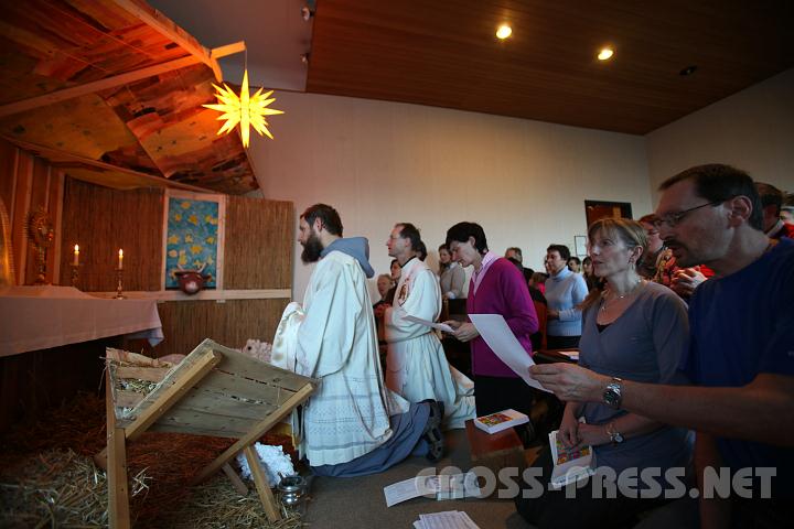 2011.01.15_15.36.37.jpg - Die Anbetung fand vor dem Altar statt, den die Kinder in eine Krippe "umfunktioniert" haben. :)