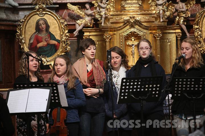 2011.03.19_10.09.23.jpg - Die heimische Loretto-Band beim Lobgesang für Jesus.
