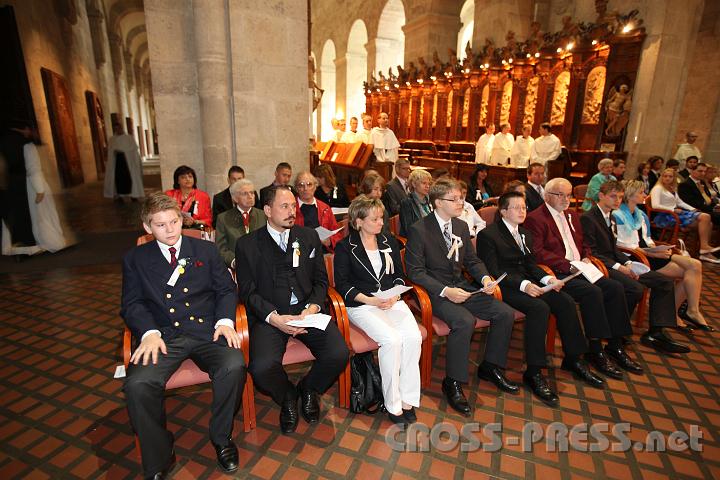 2011.06.02_09.29.24.jpg - Viele junge Menschen wollen ihr Pfingsten - ihre Firmung, in schönem Ambiente der barocken Kirche des ehrwürdigen Klosters Heiligenkreuz erleben.