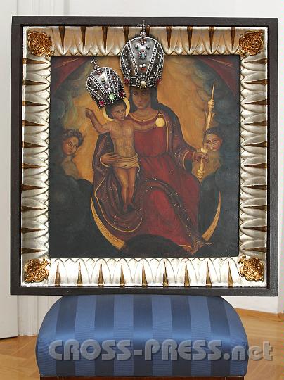2011.06.03_10.25.33.jpg - Kardinal Josip Bozanic wird diese Nachbildung der Mutter Gottes vom "Steinernen Tor" in Zagreb dem Papst schenken. Künstler: Boris Grkovic.