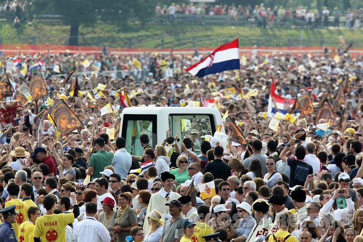 2011.06.05_09.36.31.jpg - Zagreb, 5.6.2011 - Papa Benedikt XVI. stigao je danas na Hipodrom gdje ga je doèekalo oko 300 tisuæa vjernika, i gdje bi za pola sata trebala poèeti sveta misa u povodu Nacionalnog dana hrvatskih katolièkih obitelji, najsveèaniji dio Papina pohoda Hrvatskoj. foto FaH/ POOL/ Damir SENÈAR/ ua