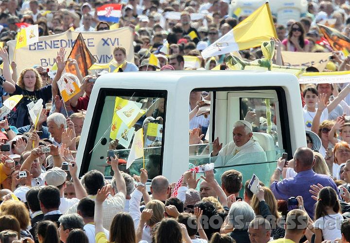 2011.06.05_09.52.22.jpg - Zagreb, 5.6.2011 - Papa Benedikt XVI. stigao je danas na Hipodrom gdje ga je doèekalo oko 300 tisuæa vjernika, i gdje bi za pola sata trebala poèeti sveta misa u povodu Nacionalnog dana hrvatskih katolièkih obitelji, najsveèaniji dio Papina pohoda Hrvatskoj. foto FaH/ POOL/ Damir SENÈAR/ ua