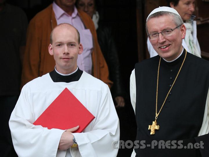 2011.06.19_15.39.01.jpg - Abt Maximilian Heim und Fr. Coelestin nahmen die ankommenden Festgäste in Empfang.