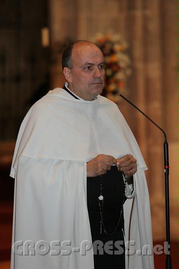2011.06.19_15.43.13.jpg - Vor der Festmesse betete Fr.Ägidius den Rosenkranz vor.