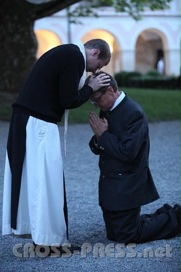2011.06.19_21.11.02.jpg - Zu allerletzt wartete der Vater von P.Damian Lienhart, um von seinem Sohn den Primizsegen zu erhalten.