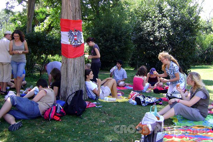 2011.08.10_06.33.31.jpg - Österreichisches Pilger-Picknick mit spanischem Speck in einem Park in Barcelona.  :)