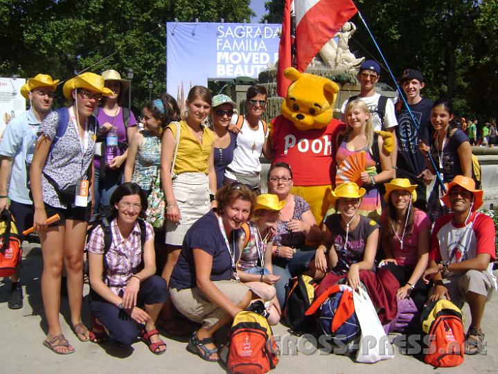 2011.08.17_09.46.56.jpg - Im Parque del Retiro in Madrid trafen wir "Winnie Pooh" und luden ihn zur Teilnahme am Weltjugendtag ein. :)