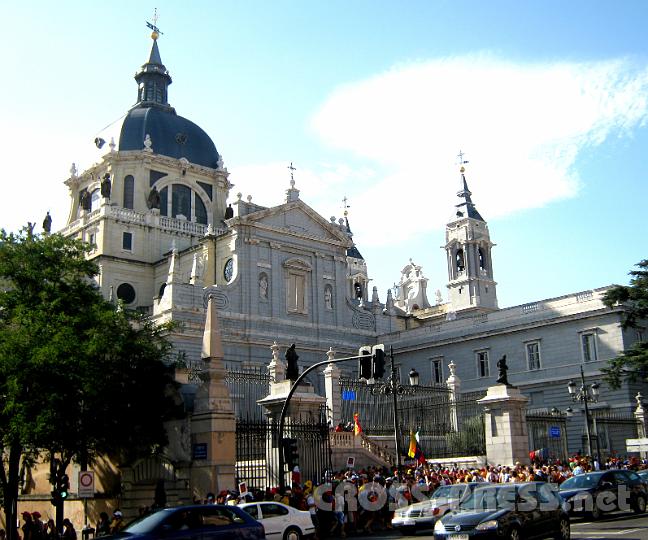 2011.08.17_18.07.50.jpg - Pilgermassen vor einer Basilika in Madrid.