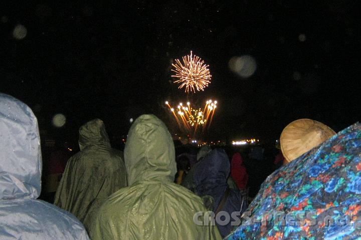 2011.08.20_22.40.22.jpg - Die Nachtvigil endete mit einem Feuerwerk mitten im Regen.