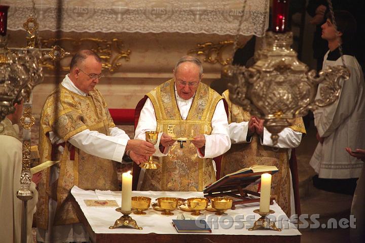 2011.11.13_18.18.26.jpg - Kardinal Meisner zelebriert die Jubiläumsmesse.