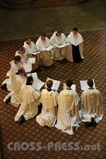 2012.04.06_17.14.56.jpg - Knieend singt und betet die Stifts-Schola.