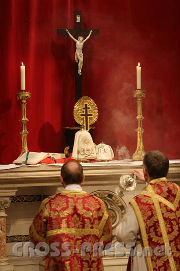 2012.04.06_18.51.59.jpg - Der Leib Christi wird verehrt. Am Karfreitag gibt es keine Wandlung, der Hostienvorrat stammt von der Eucharistie am Gründonnerstag.