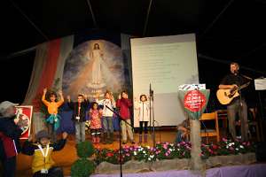 JungFamilienTreffen 2012 Andreas Schätzle singt mit den Kindern beim Morgenlobpreis.