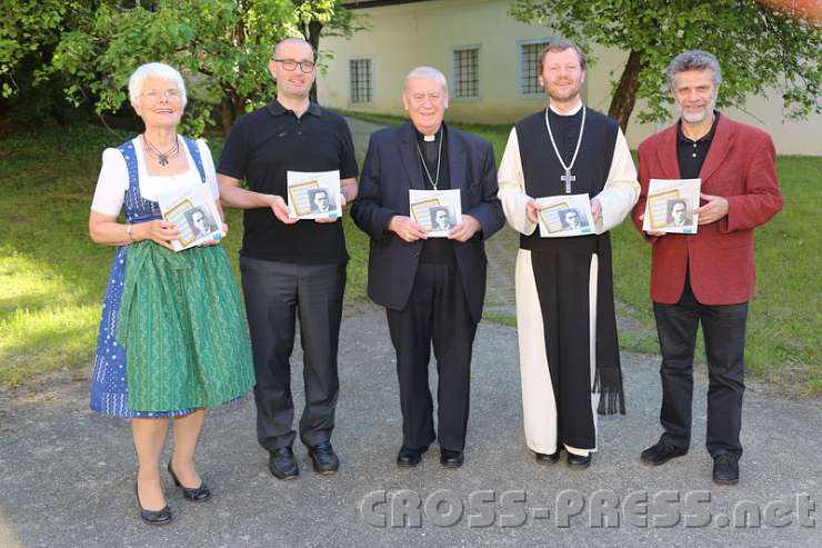 2014.05.21_18.02.19.jpg - Dr.Erna Putz und  Dr.Thomas Schlager-Weidinger (Autoren), Diözesanbischof Ludwig Schwarz, Abt Reinhold Dessl, DDr. Helmut Wagner (Verleger)