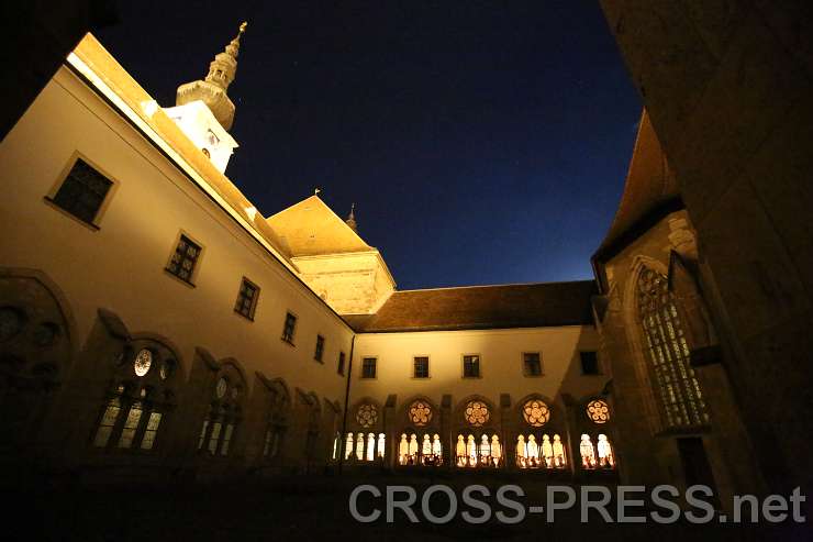 2015.03.06_20.57.29_00.JPG - Fackelprozession durch Stiftskirche und Kreuzgang