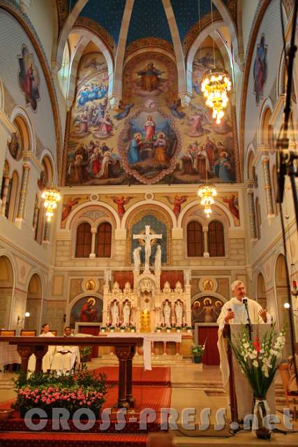 2015.11.21_11.59.24.jpg - Die Kirche selbst bildet eine mächtige Basilika, die in Sichtziegelmauerwerk mit einem dreischiffigen, vierjochigen Langhaus (40 Meter lang, 20 Meter breit) und Doppelturmfassade ausgeführt wurde.