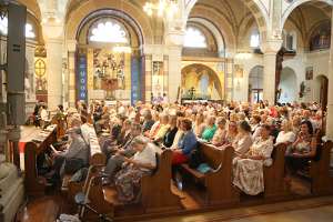 RM-JubiläumsFest mit Kardinal Schönborn Viele waren zur Jubiläumsmesse in die Karmeliterkirche gekommen.