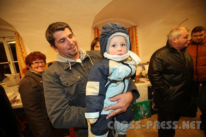 2009.12.13_16.18.58.jpg - Beim Missionsmarkt der Pfarre gab es Bastelarbeiten zu erwerben.