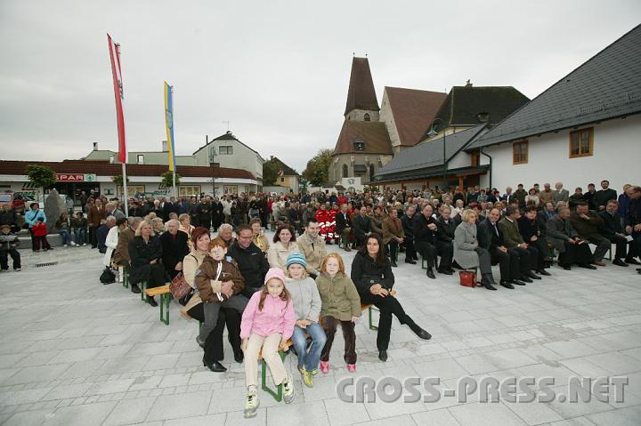 2008.09.21_11.01.18.JPG - Trotz des khlen Wetters waren viele Haidershofner zum Festakt gekommen.