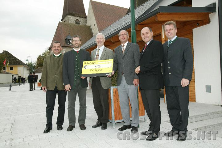 2008.09.21_11.58.03.JPG - Mit dem Untersttzungsbeitrag fr das Pfarrheim, v.l.n.r.: Bgm. Manfred Schimpl, Pfarrgemeinderat Manfred Zeitlhofer, Pfarrkirchenrat Johann Geiblinger, Bankdirektor Ernst Mayer, LR. Wolfgang Sobotka, Vizebgm. Rudolf Graf.