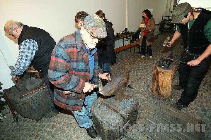 2009.12.13_11.23.44.jpg - "Lebendes Handwerk": hier kann man den Schmieden bei der Arbeit zusehen.