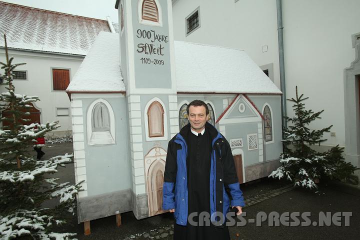 2009.12.13_11.27.53_01.jpg - P.Laurentius Resch vor dem Modell der Seitenstettner St.Veit-Kirche, deren 900-jhriges Bestehen heuer gefeiert wurde.