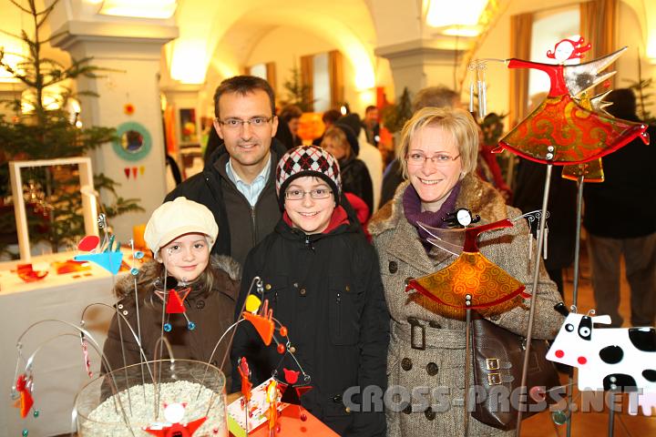 2009.12.13_12.23.01.jpg - Familie Losbichler aus St.Peter beim farbenfrohen Sortiment von "krahglas".