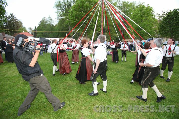 2010.04.30_18.45.35.jpg - Beim Bandltanz der "Trefflingtaler" tanzt auch BR-Kameramann Paul Hien mit.  ;)