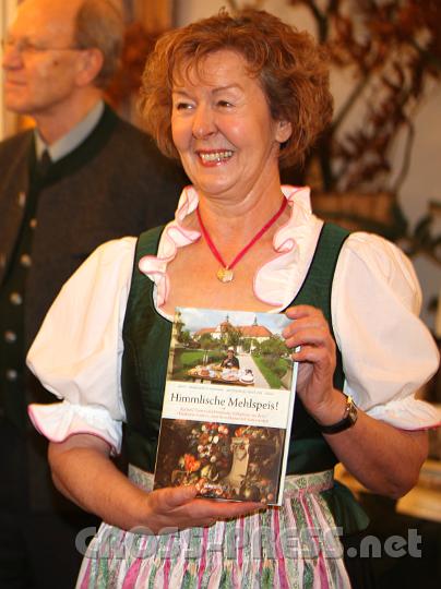 2011.12.10_11.23.09_01.jpg - Autorin, Redakteurin und Religionslehrerin Irmengard Hofmann zeigt ihr neues Klosterkochbuch.