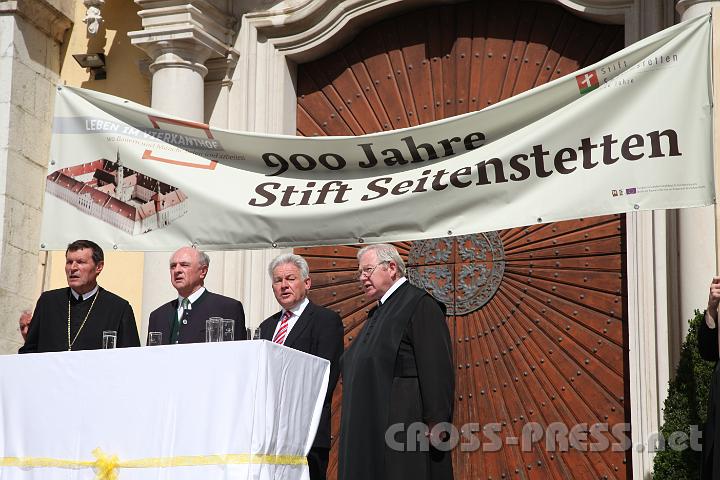 2012.04.27_15.08.10.jpg - Beim Singen der Landeshymne, v.l.n.r.: Abt Berthold Heigl, LH Dr. Erwin Pröll, LH Dr. Josef Pühringer,  Ausstellungskurator P.Martin Mayrhofer.