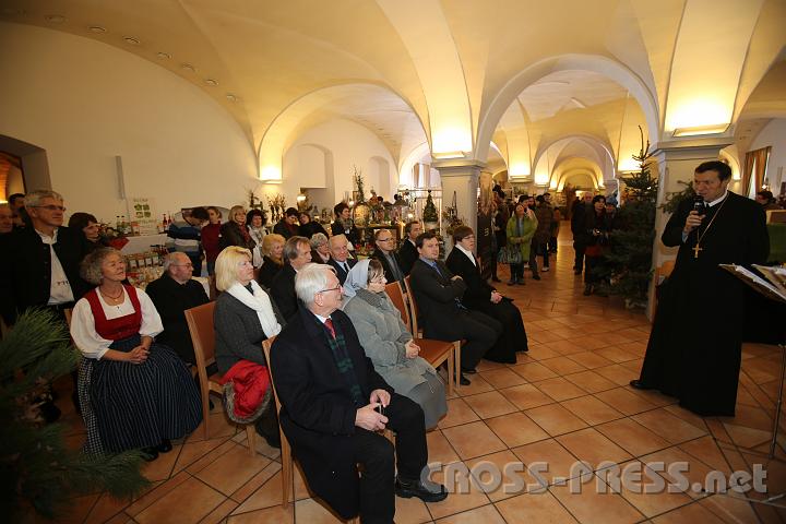 2012.12.14_14.23.56.jpg - Auch das Ehepaar Hofmann ist unter den Ehrengästen. Irmengard Hofmann verfasste die beiden inzwischen "berühmt" gewordenen Kochbücher - sie sind sogar beim Papst gelandet - für deren Fotos Abt Berthold verantwortlich zeichnet.