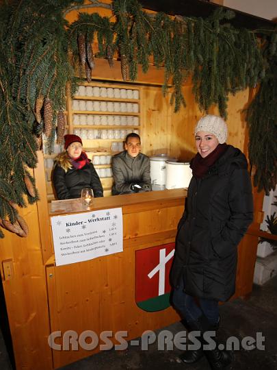 2012.12.14_18.20.47.jpg - Hier konnten die Kinder Lebkuchen verzieren und Steckerlbrot selber backen. Dazu gab's Kinderpunsch.