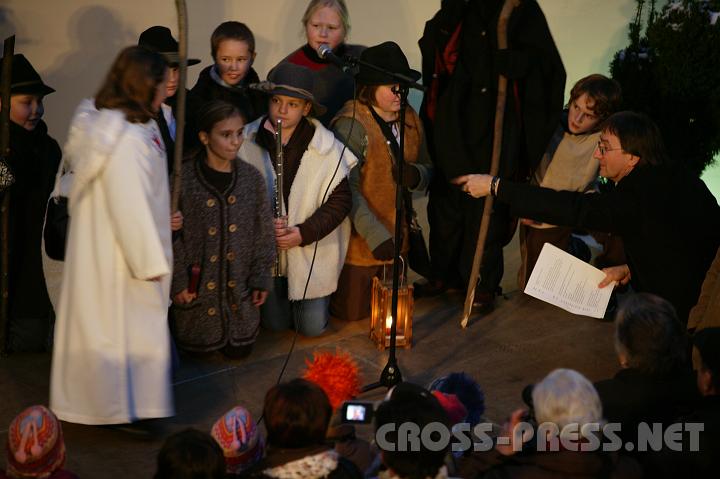 2007-12-16_16.17.45.JPG - Im Schlosshof fhrten die Volksschulkinder, 'gemanaged' von VS Lehrer Herbert Pauli, ein Krippenspiel auf.