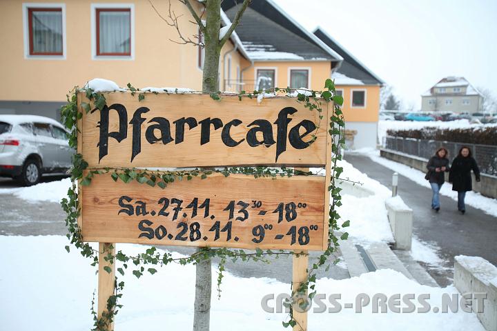 2010.11.28_11.04.30.jpg - Das Pfarrcafe und der dazugehrige Markt waren trotz der Riesenkonkurrenz gegenber ebenfalls sehr gut besucht.