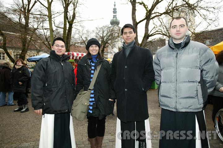 2008.12.13_14.19.07.JPG - Die Mnche als Attraktion:  viele Besucher mchten ein Erinnerungsfoto mit den Ordensleuten.  :)