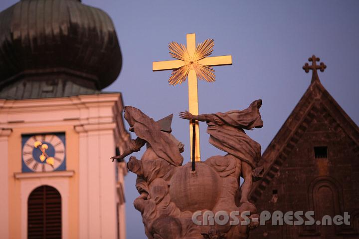 2011.10.15_18.23.29.jpg - Das Kreuz im Stiftshof von Heiligenkreuz, dem Austragungsort der Tagung, von der herbstlichen Abendsonne beleuchtet.