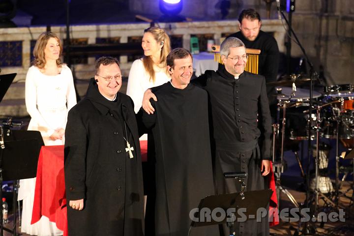 2013.03.17_21.50.45_01.jpg - Strahlende Gesichter auf der Bühne: drei Priester, die sich in die Welt der großen Plattenfirmen, Profimusiker und des Showbusiness gewagt haben, um eine erste Begegnung mit Jesus auch den Menschen zu ermöglichen, die diesen Weg sonst vielleicht nicht finden würden.