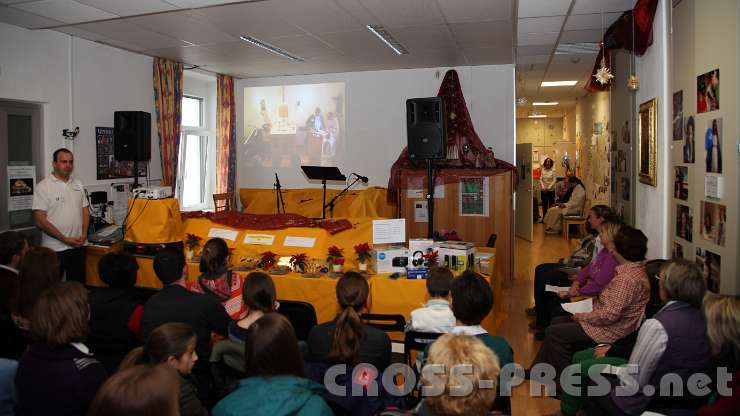 2013.12.08_10.51.17.jpg - Schon zur Messe waren sehr viele gekommen, die Kapelle war übervoll ...