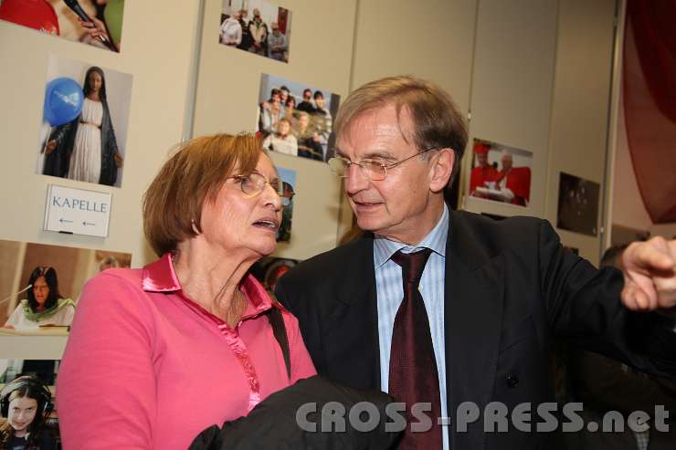 2013.12.08_17.09.11.jpg - Waltraud Eckel, Frau des ehemal. Präsidenten von Radio Maria Austria, mit Lukas Bonelli, seinem Nachfolger.