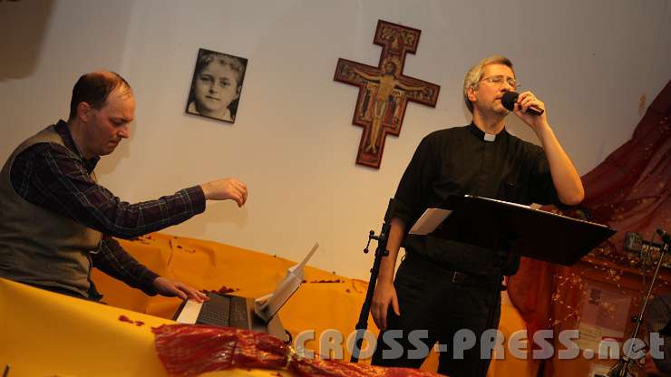 2013.12.08_17.35.01.jpg - Sie sind wirklich genial, die beiden: Thomas Berth und Andreas Schätzle. Durch die einfühlsame Stimme des Priesters von "Die Priester" kommen die Lieder des Pianisten erst so richtig zur Geltung.